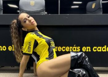 Mulher Melão sensualizou no estádio do Peñarol (Crédito: Marcio Barbosa)