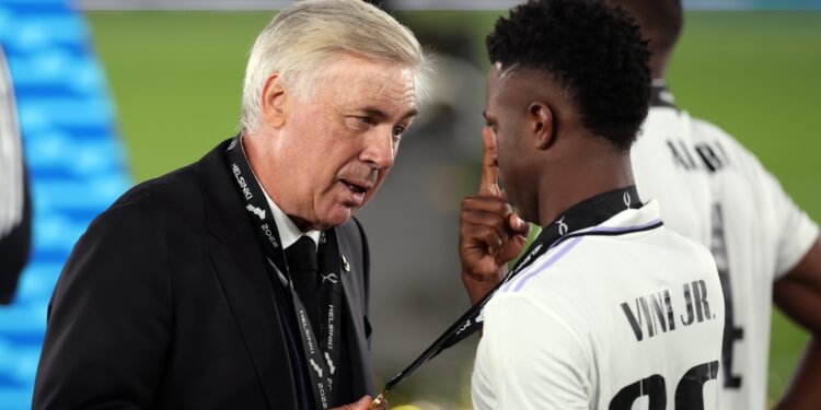 Vinicius Junior e Carlo Ancelotti (Crédito: GettyImages)