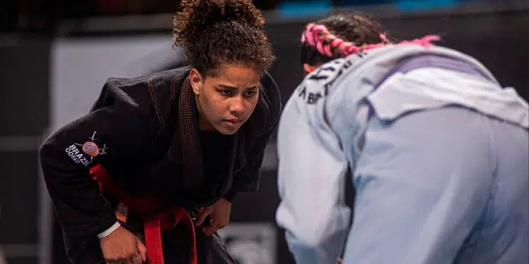 Mayara Melo ganhou a faixa-preta (Crédito: Ilan Pellenberg)