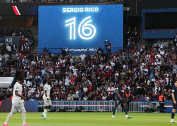 Sergio Rico recebe homenagem em volta ao Parc des Princes (Crédito: Getty Images)