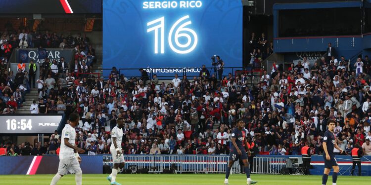 Sergio Rico recebe homenagem em volta ao Parc des Princes (Crédito: Getty Images)