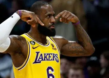 Lebron James defendendo o Los Angeles Lakers (Crédito: Crédito: Getty Images)