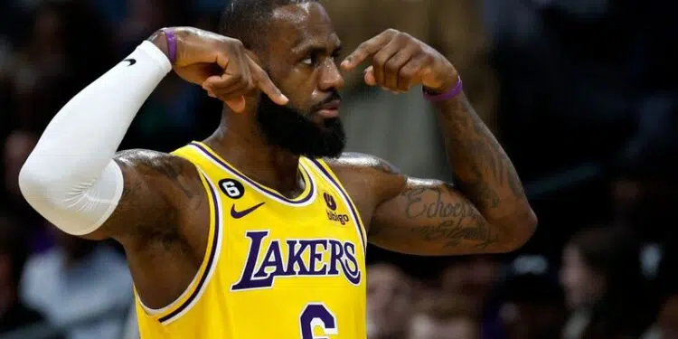 Lebron James defendendo o Los Angeles Lakers (Crédito: Crédito: Getty Images)