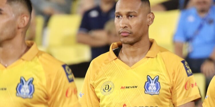 Artur, ex-Fluminense, vibra estar na seleção da 11ª rodada da segunda divisão na Tailândia (Crédito: Foto: Divulgação/Chanthaburi F.C)