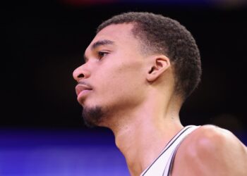 Estrela do Raptors leva toco e se assusta com Wembanyama: “Ele é alto demais” (Crédito: Getty Images)