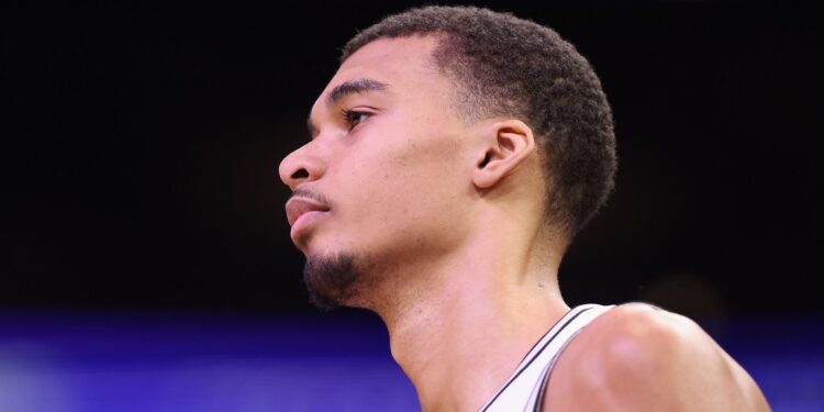 Estrela do Raptors leva toco e se assusta com Wembanyama: “Ele é alto demais” (Crédito: Getty Images)