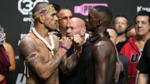 Alex Poatan e Israel Adesanya (Crédito: Foto: Jeff Bottari/Getty Images)