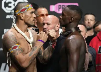 Alex Poatan e Israel Adesanya (Crédito: Foto: Jeff Bottari/Getty Images)