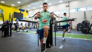 Após estreia na Seleção, Paulinho é vítima de intolerância religiosa (Crédito: Joilson Marconne / CBF)