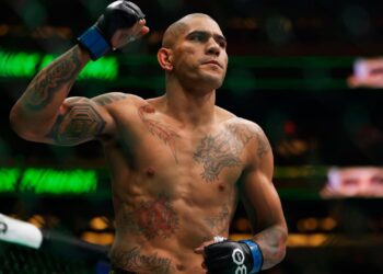Poatan nocauteia Prochazaka e fatura segundo cinturão do UFC (Crédito: Getty Images)