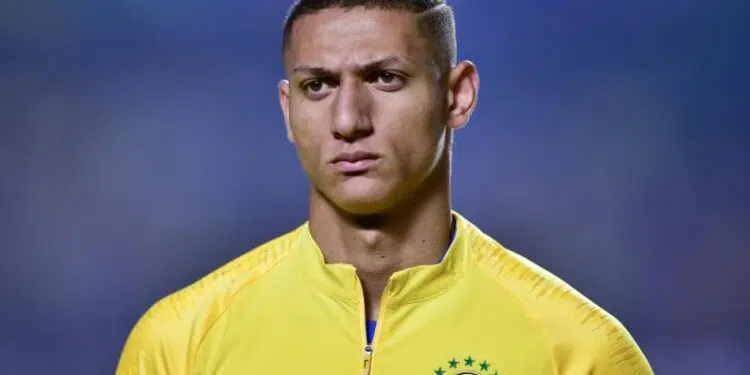 Richarlison com o uniforme da Seleção Brasileira (Crédito: Foto: FernandoDantasGazeta Press)