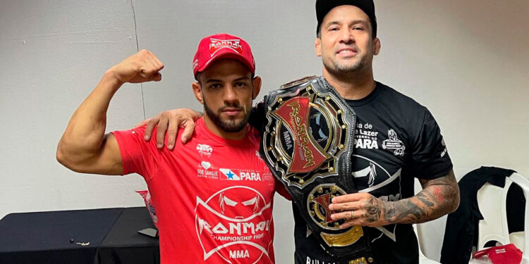 Sabugo ao lado do treinador Cristiano Marcello (Crédito: Divulgação)