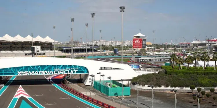 Vista do Circuito de Yas Marina antes do GP de Abu Dhabi da F1 2023 (Crédito: Foto: Joe Portlock - Formula 1/Formula Motorsport Limited via Getty Images)