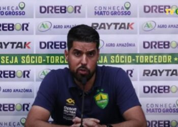 Técnico do Cuiabá reclama da arbitragem no Brasileiro (Crédito: Reprodução Youtube)