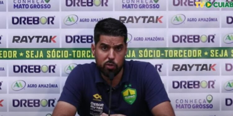 Técnico do Cuiabá reclama da arbitragem no Brasileiro (Crédito: Reprodução Youtube)