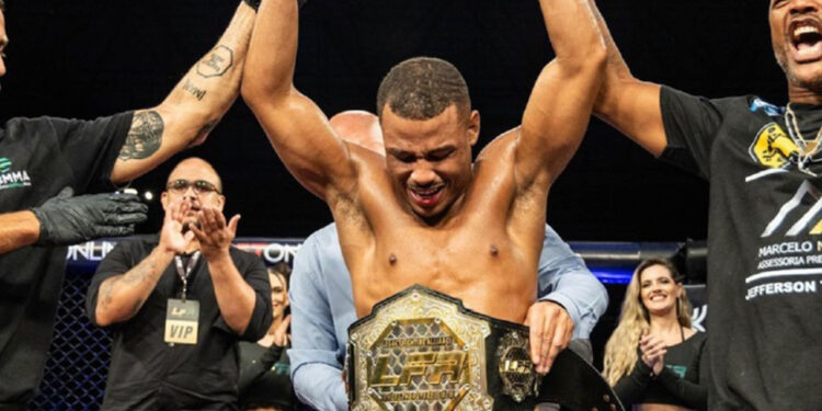 Toddynho conquistou o cinturão dos leves do LFA (Crédito: LFA Brasil)