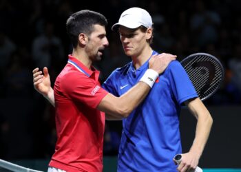 Djokovic e Sinner (E/D) na Copa Davis (Crédito: Getty Images)