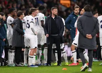 Jogador cai desacordado e partida da Premier League é suspensa (Crédito: Getty Images)