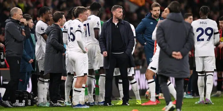 Jogador cai desacordado e partida da Premier League é suspensa (Crédito: Getty Images)