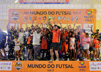 Magé Futsal levantou a taça (Crédito: Christian Rizzi e Gilson Jr)