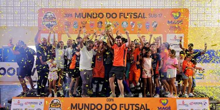 Magé Futsal levantou a taça (Crédito: Christian Rizzi e Gilson Jr)