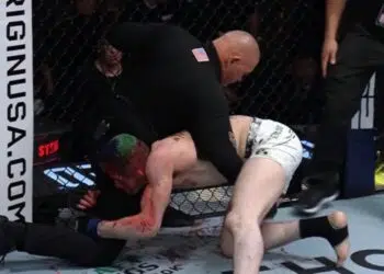 Momento em que o Brasileiro parte para cima do árbitro (Crédito: Foto: Reprodução UFC)