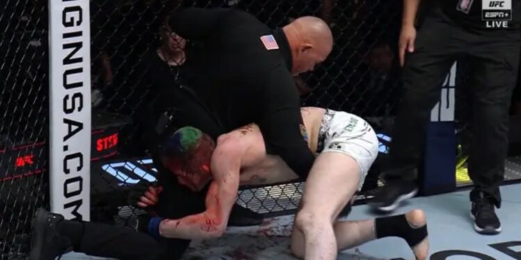 Momento em que o Brasileiro parte para cima do árbitro (Crédito: Foto: Reprodução UFC)