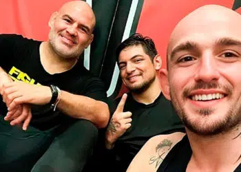 Brasileiro dá aula na AKA (Crédito: Divulgação)