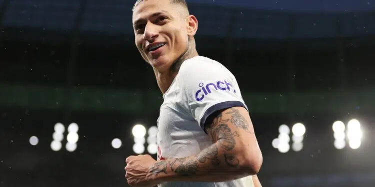 Richarlison marca, Tottenham vence em casa e encosta no G-4 do Inglês (Crédito: Getty Images)