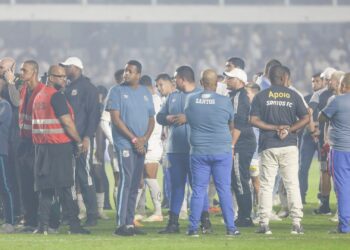 Torcedores do Santos invadem Vila Belmiro e procuram por presidente (Crédito: Getty Images)