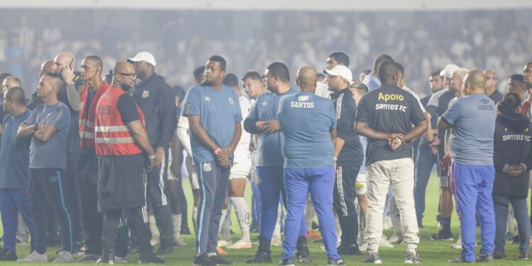 Torcedores do Santos invadem Vila Belmiro e procuram por presidente (Crédito: Getty Images)