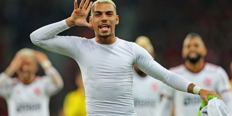 Com o jogador no CT, Corinthians desiste da contratação de Matheuzinho (Crédito: Getty Images)