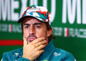 Alonso relembra sua rivalidade com Hamilton e culpa ex-chefe (Crédito: Getty Images)