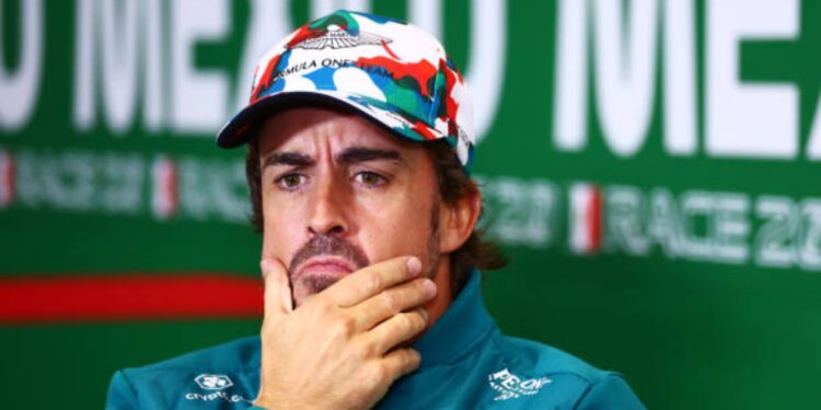 Alonso relembra sua rivalidade com Hamilton e culpa ex-chefe (Crédito: Getty Images)