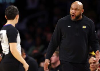 Técnico dos Lakers ficou chateado com a arbitragem da última partida (Crédito: Getty Images)