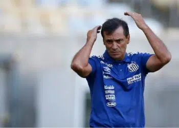 FIFA aplica transfer ban no Santos por dívida com Fabián Bustos (Crédito: Getty Images)