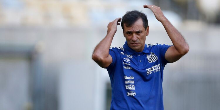 FIFA aplica transfer ban no Santos por dívida com Fabián Bustos (Crédito: Getty Images)