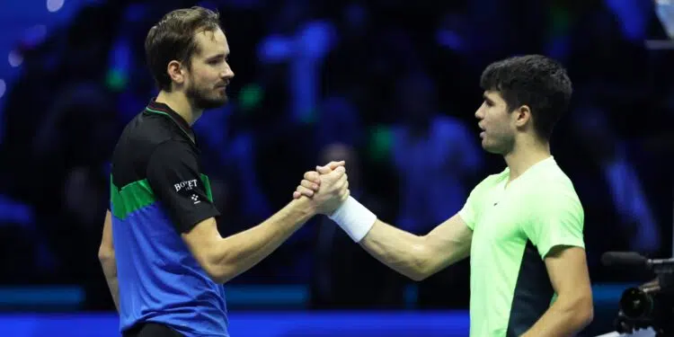 Daniil Medvedev e Carlos Alcaraz (Crédito: Getty Images)
