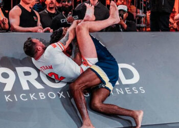 Craig Jones finalizou com um triângulo utilizando a parede como apoio (Crédito: Divulgação/Karate Combat)