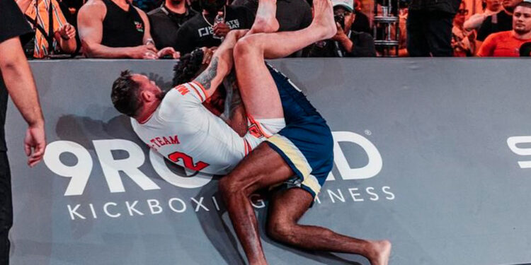 Craig Jones finalizou com um triângulo utilizando a parede como apoio (Crédito: Divulgação/Karate Combat)