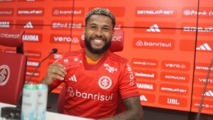 Wesley é apresentado no Inter e esquenta clima para Gre-Nal: “É guerra” (Crédito: Ricardo Duarte / Internacional)
