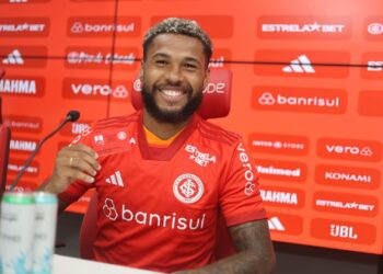 Wesley é apresentado no Inter e esquenta clima para Gre-Nal: “É guerra” (Crédito: Ricardo Duarte / Internacional)