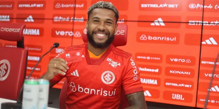 Wesley é apresentado no Inter e esquenta clima para Gre-Nal: “É guerra” (Crédito: Ricardo Duarte / Internacional)