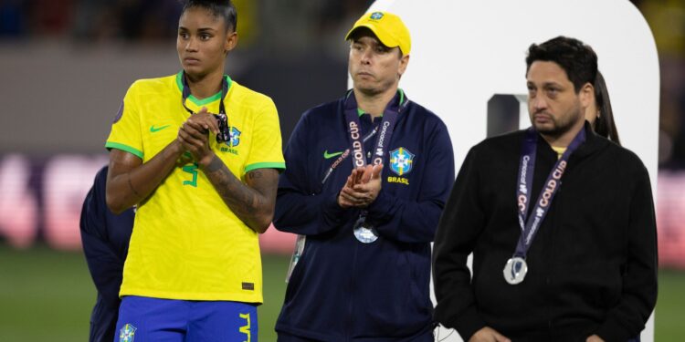Arthur Elias (à direita), técnico da Seleção Brasileira (Crédito: Leandro Lopes/CBF/Flickr)