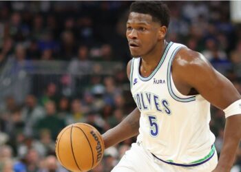 Estrela dos Timberwolves reclama da arbitragem de jogo contra os Lakers (Crédito: Getty Images)