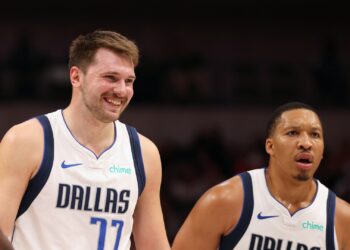 Luka Doncic e Grant Williams (Crédito: Getty Images)