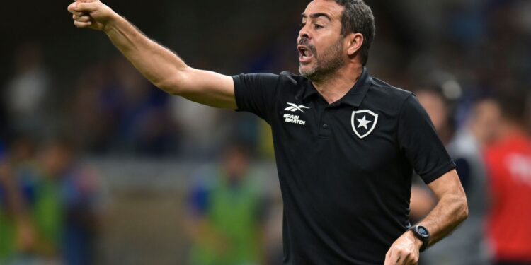 Artur Jorge elogia elenco após vitória (Crédito: Getty Images)