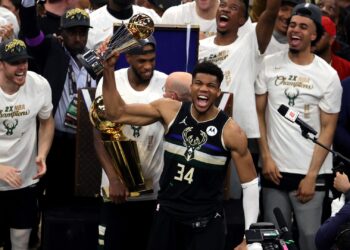 Giannis Antetokounmpo vencendo seu primeiro título na NBA (Crédito: Getty Images)