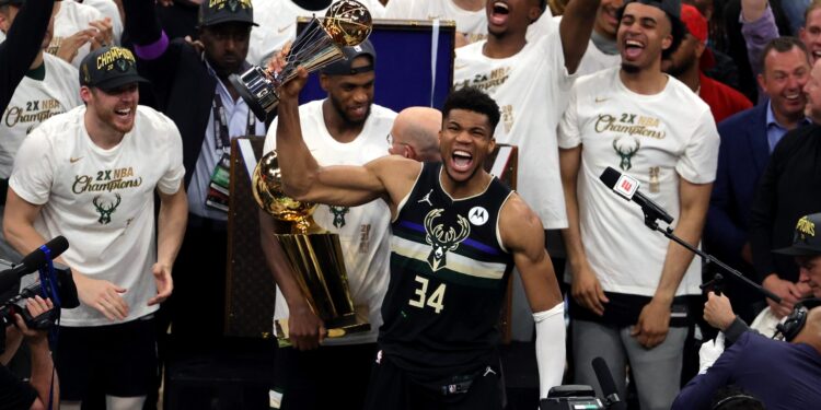 Giannis Antetokounmpo vencendo seu primeiro título na NBA (Crédito: Getty Images)