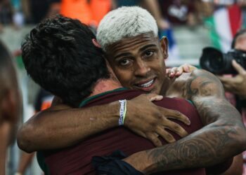 Mãe de John Kennedy manda recado para o filho: “Você é muito...” (Crédito: Lucas Merçon / Fluminense)